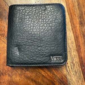 Vans Zip-Around Bifold Pebble Grain Leather Wallet in Black/Grey
